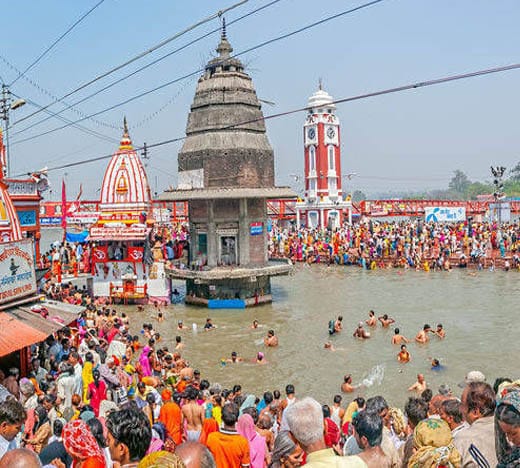 Varanasi to Prayagraj Tour Package 1 Family boarding taxi for Varanasi to Prayagraj one-day tour package