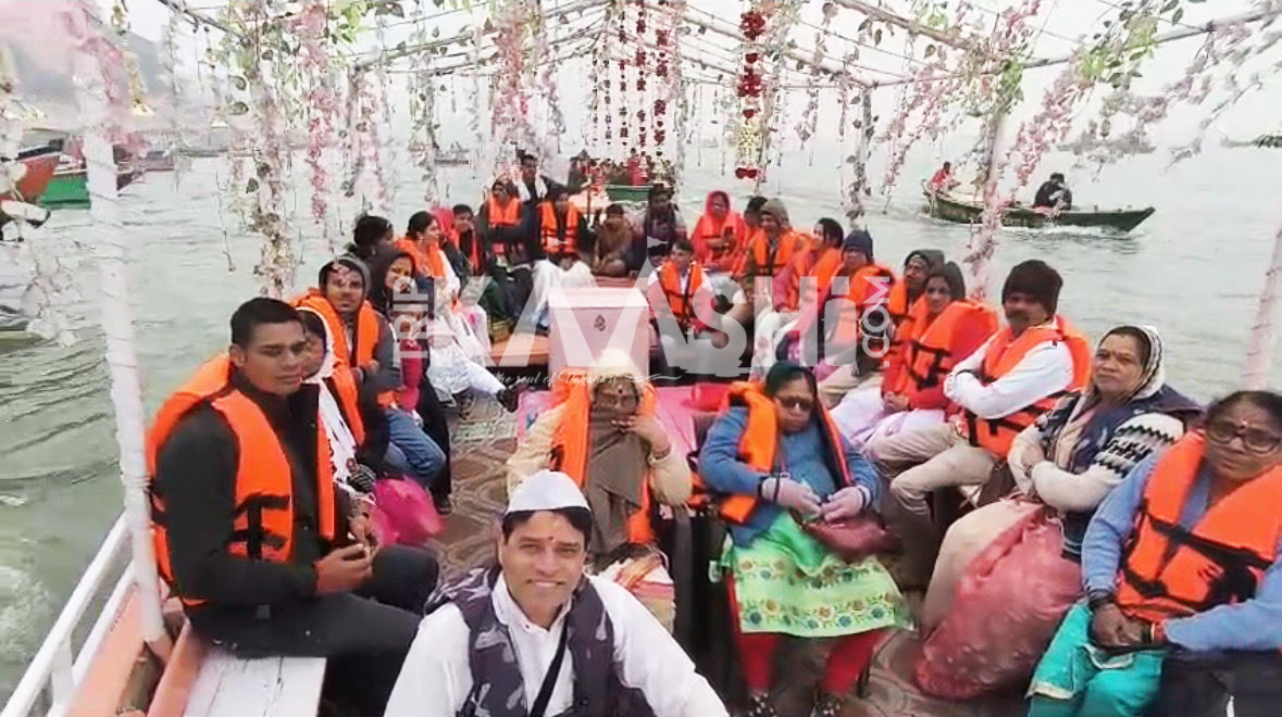 boat ride in varanasi ganga river with tourists